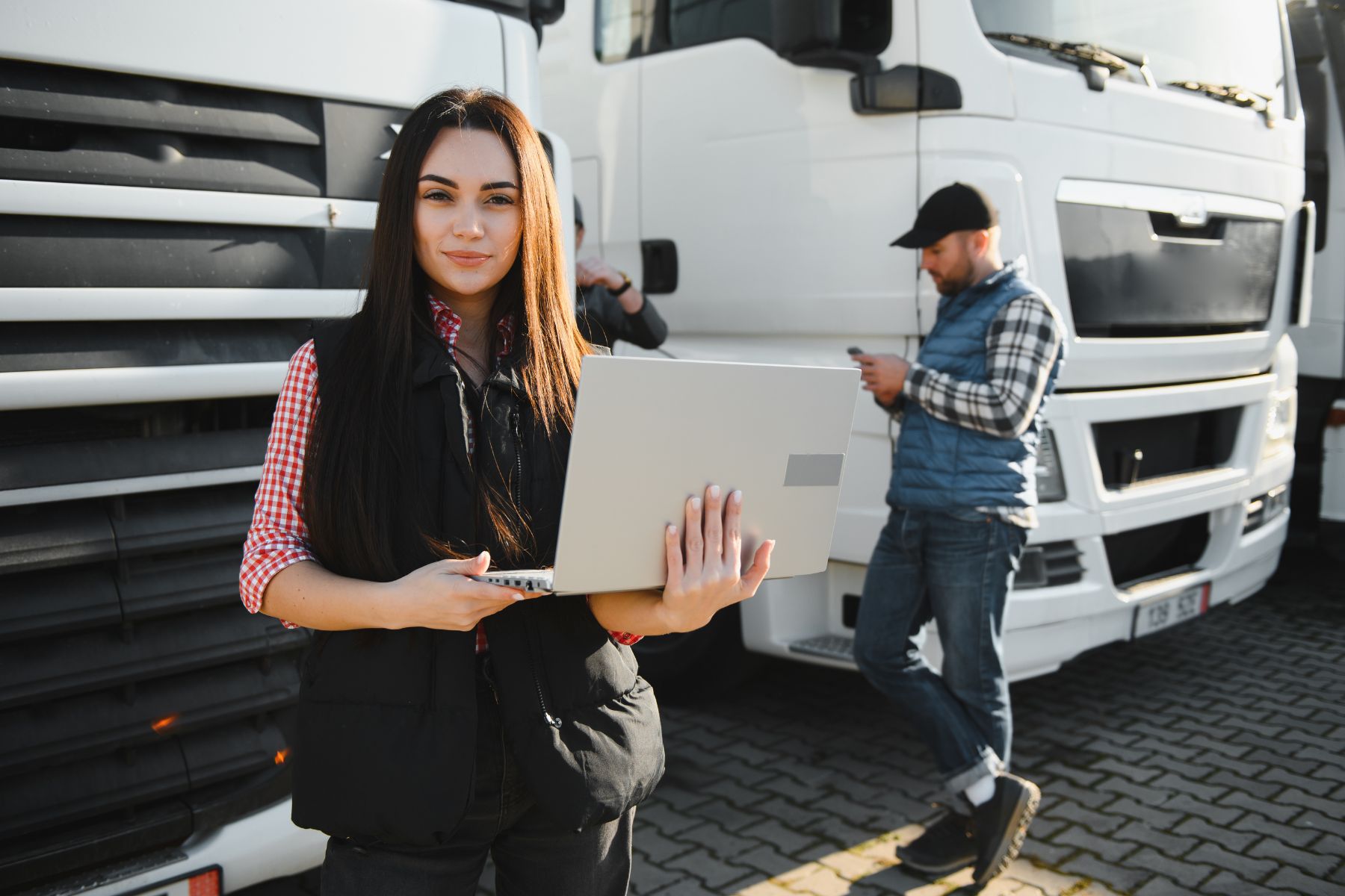 Truck driving on optimized route tracked in real-time using advanced truck dispatch software for efficient U.S. logistics operations